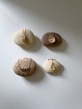 Load image into Gallery viewer, Concha Pendant Necklace