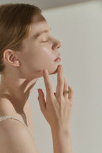 Load image into Gallery viewer, Dwyn Molten Baguette Gemstone Ring