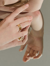 Load image into Gallery viewer, Nahala Solitaire Sapphire Band