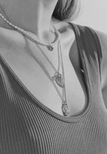 Load image into Gallery viewer, Concha Pendant Necklace